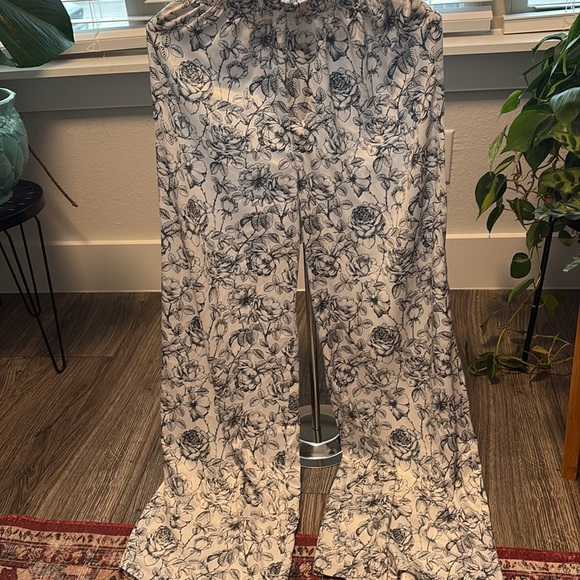 Nasty Gal, black and white floral pajama set, Size 6 - Picture 4 of 5